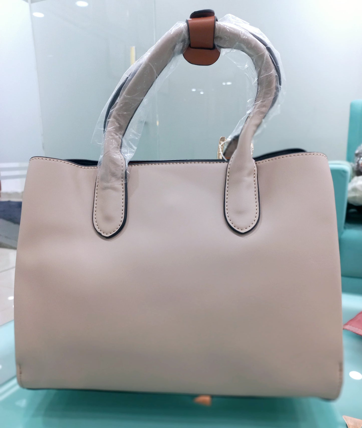 Trendy women handbag with extra shoulder strap
