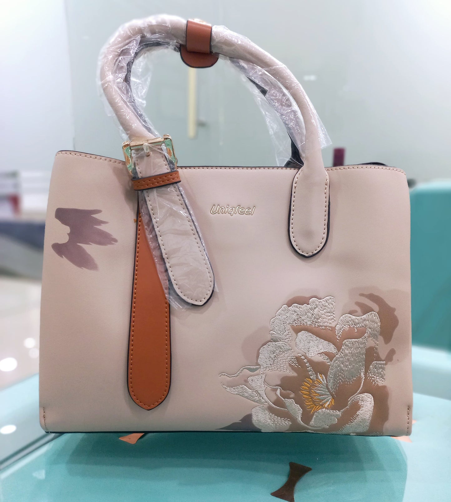 Trendy women handbag with extra shoulder strap