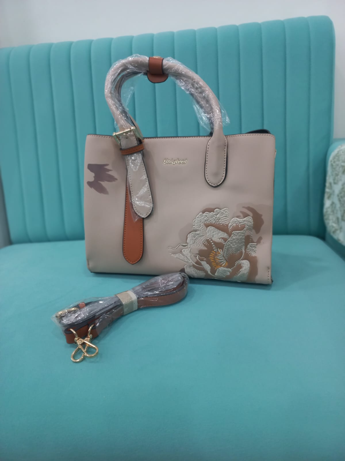 Trendy women handbag with extra shoulder strap